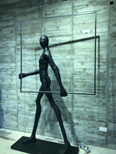a statue of a woman hitting a tennis ball at 大梅石創生共享家士兵館 in Ma-tsu Tao