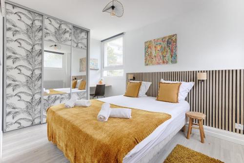 une chambre avec un grand lit avec des serviettes dessus dans l'établissement Charming Gambetta Saint Fargeau I apartment, à Paris