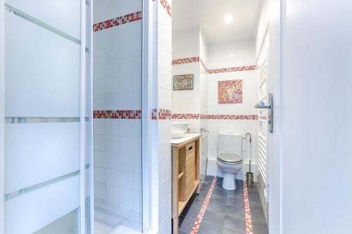 une salle de bain avec toilettes et douche dans l'établissement Charming Gambetta Saint Fargeau I apartment, à Paris