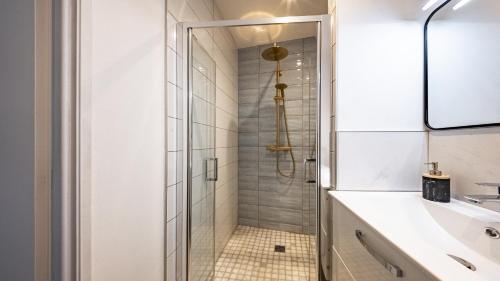 a bathroom with a shower and a sink at Le loft sur rivière in Dijon