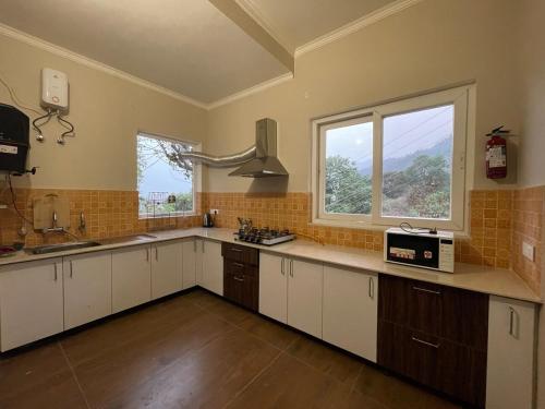 Kuchyň nebo kuchyňský kout v ubytování Inaara