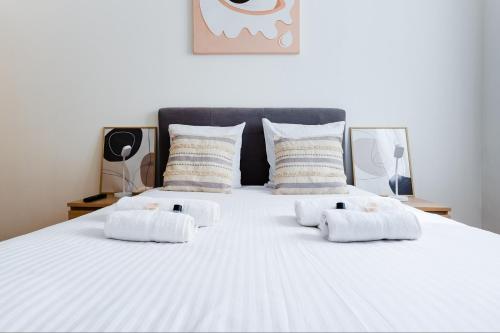 un lit avec des couvertures blanches et des oreillers dessus dans l'établissement Mobility lease - 10 minutes from Paris - 1BD, à Boulogne-Billancourt