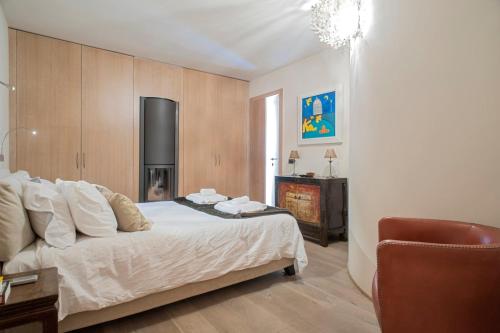 ピエトラサンタにあるLuxury home in center of Pietrasantaのベッドとテーブルと椅子のある寝室