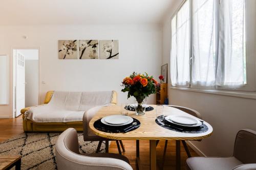un salon avec une table et un canapé dans l'établissement Mobility lease - 10 minutes from Paris - 1BD, à Boulogne-Billancourt