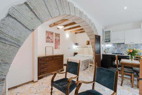 a living room with an archway and a table and chairs at Ai Cannola - Calatafimi Segesta in Calatafimi