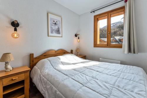 une chambre avec un lit et une fenêtre dans l'établissement Résidence Le Balcon Des Airelles - Appartement chaleureux au coeur des Orres 1800 MAE-3661, aux Orres