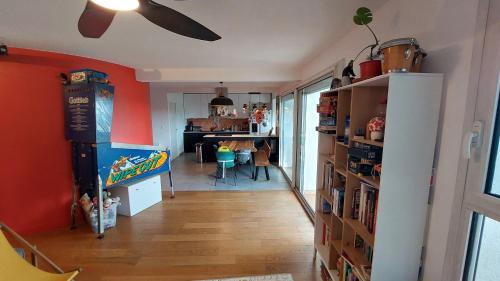 un couloir avec une salle à manger et un salon dans l'établissement Le Sunny I T4, à Toulouse
