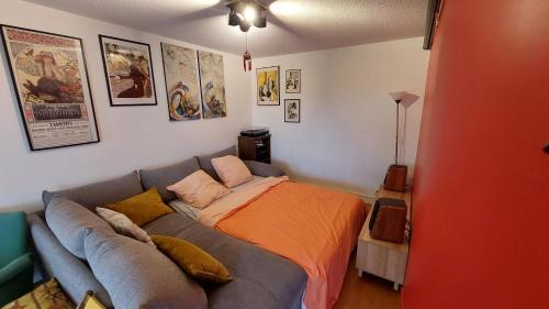 un salon avec un canapé et un lit dans l'établissement Le Sunny I T4, à Toulouse
