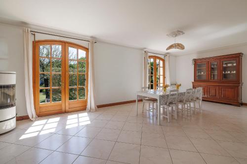 d'une salle à manger avec une table et des chaises. dans l'établissement La Châtelaine - A 25min de St Emilion, à Saint-Seurin-sur-lʼIsle