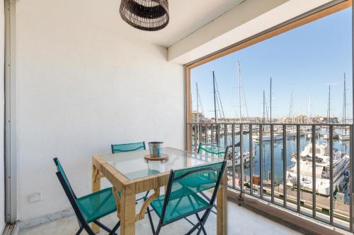 une salle à manger avec vue sur le port de plaisance dans l'établissement Cap Soleil - Vue port proche de la plage, au Cap d'Agde