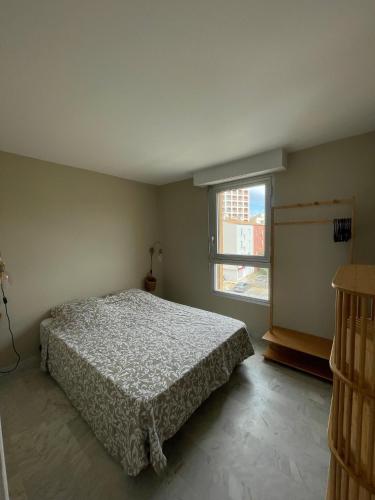 une chambre avec un lit et une fenêtre dans l'établissement Cap Soleil - Vue port proche de la plage, au Cap d'Agde