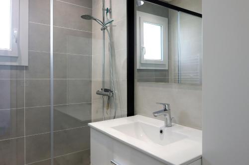 une salle de bain avec un lavabo et une douche dans l'établissement Le Murmure des Vagues - Proche plage, à La Tranche-sur-Mer
