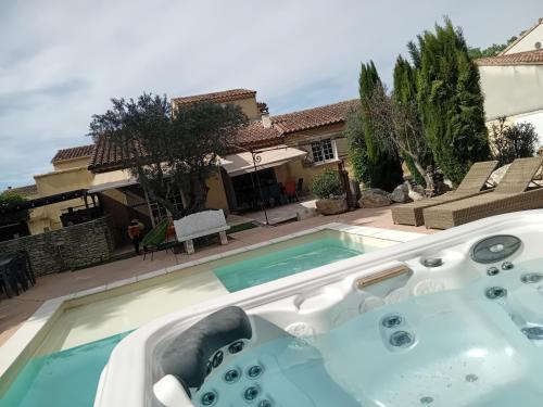 - un bain à remous dans l'arrière-cour d'une maison dans l'établissement Villa provençale avec jacuzzi, à Entraigues-sur-la-Sorgue