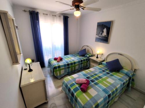 pokój z dwoma łóżkami i oknem w obiekcie Aljamar 3B w mieście Nerja