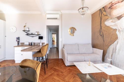 un salon avec un canapé et une table dans l'établissement Happyfew La Suite Del Sol, à Nice