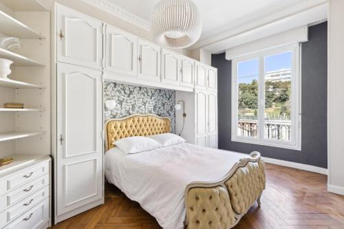 - une chambre avec un grand lit et des placards blancs dans l'établissement Happyfew La Suite Del Sol, à Nice
