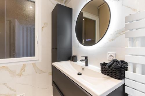une salle de bain avec un lavabo et un miroir dans l'établissement Happyfew La Suite Del Sol, à Nice