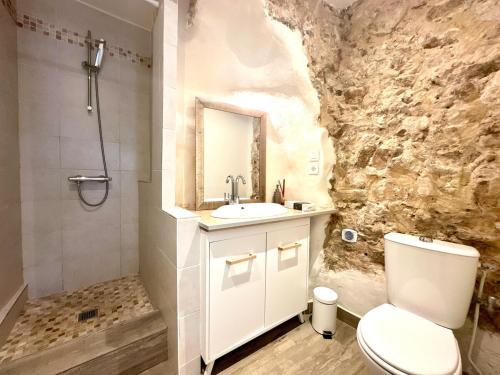 une salle de bain avec des toilettes blanches et un lavabo dans l'établissement Studio Cocooning au coeur du Suquet, à Cannes