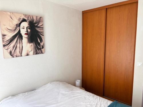 Appartement centre village rez-de-jardin parking privé et wifi