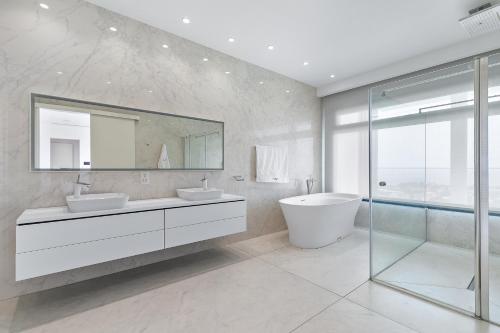 Ένα μπάνιο στο J&C Villa Resort Seacave