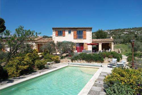 une maison avec une piscine devant une maison dans l'établissement luxury mas with private infinity pool in the heart of the alpilles, 10 persons, à Mouriès