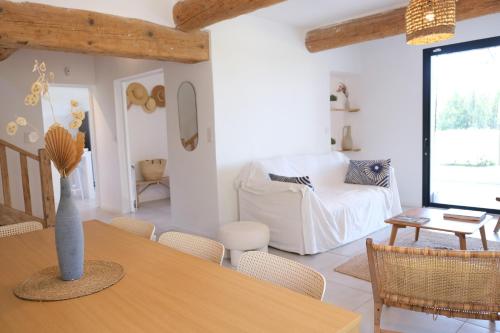 un salon avec une table et un lit dans l'établissement charming house with private pool in lagnes, near isle sur la sorgue, in the luberon, in Provence, for 8 people, à Lagnes