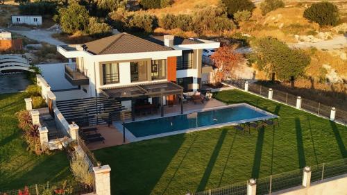 an aerial view of a house with a swimming pool at Cesme Villa Mona Ovacık luxury villa in Cesme