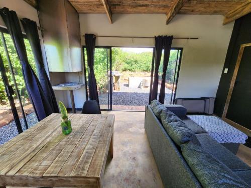 Ένα ή περισσότερα κρεβάτια σε δωμάτιο στο Hartbeest Bush Lodge 28