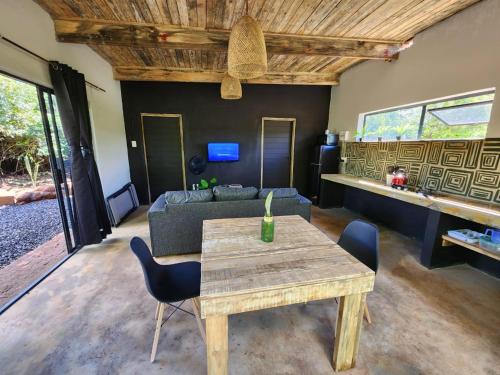 Χώρος καθιστικού στο Hartbeest Bush Lodge 28