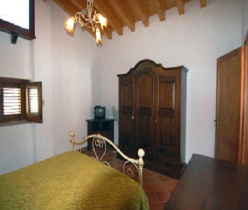 リーパリにあるItaliacomodaのベッドルーム1室(ベッド1台付)、木製キャビネットが備わります。