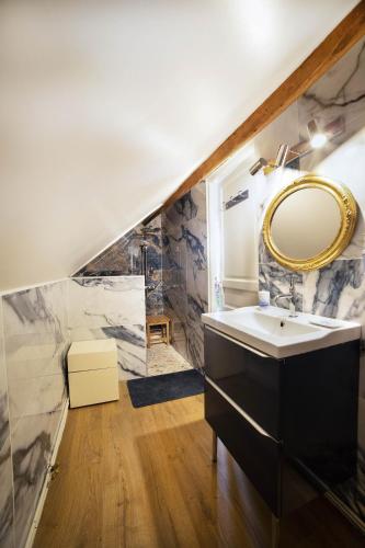une salle de bain avec un lavabo et un miroir dans l'établissement Chambres d'Hôtes avec piscine LA FESSARDIERE, à Saint-Maurice-sur-Fessard