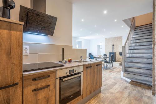 une cuisine avec un évier et une cuisinière dans l'établissement Magnifique Maison 5 Personnes, à Saint-Martin-des-Fontaines