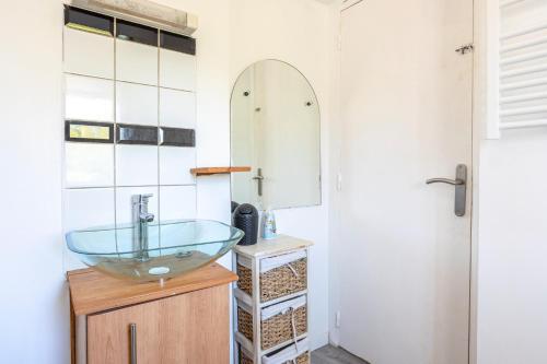 a bathroom with a glass sink and a mirror at Magnifique Maison 5 Personnes in Saint-Martin-des-Fontaines