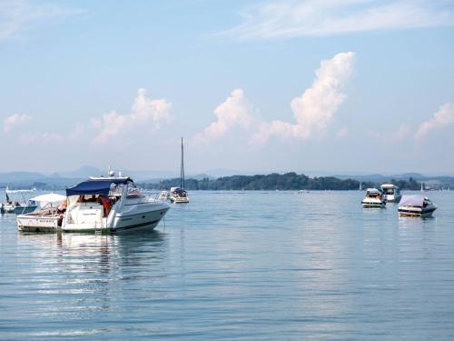 a group of boats floating on a body of water at seeglueck OASE - Charmante Unterkunft mit Garten Gästezimmern und Tiny House nahe Universität Insel Mainau und See in Konstanz in Konstanz