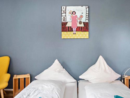 a room with two beds and a painting on the wall at seeglueck OASE - Charmante Unterkunft mit Garten Gästezimmern und Tiny House nahe Universität Insel Mainau und See in Konstanz in Konstanz