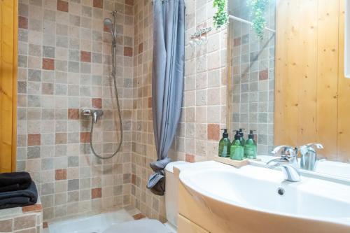 une salle de bain avec une douche, un lavabo et des toilettes dans l'établissement Great value simple studio, à Morzine