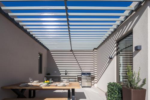 Lynx Villa - Sculpted in Light & Nature by etouri
