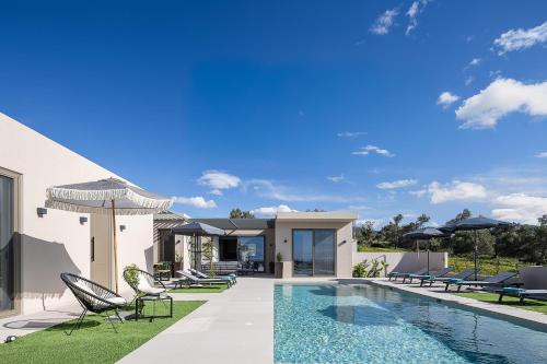Lynx Villa - Sculpted in Light & Nature by etouri