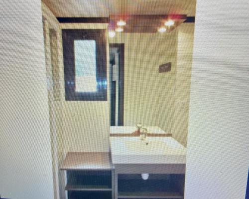 une salle de bain avec un lavabo et un grand miroir dans l'établissement Cottage 4 à 6 p SollieToucas , climatisé, piscine, vue, terrasse, à 0,400m du centre, à Solliès-Toucas