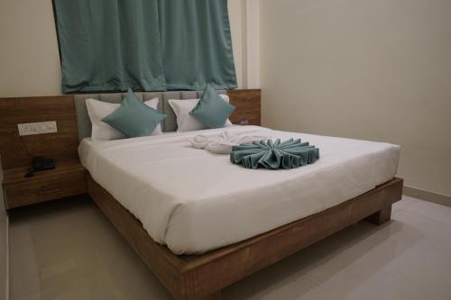Postel nebo postele na pokoji v ubytování Hotel Gulmohar Grand