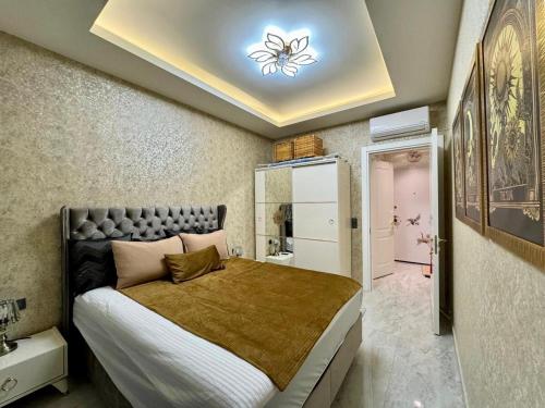 Un dormitorio con una cama grande en una habitación. en Cleopatra Beach Luxury, en Alanya
