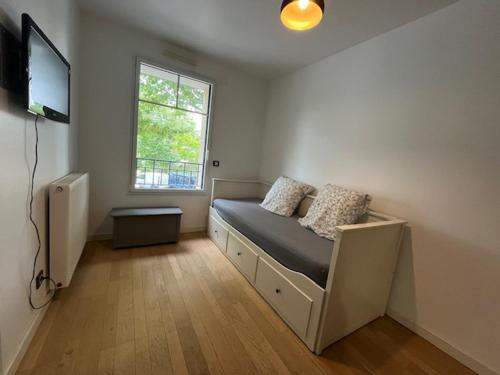 - une chambre avec un lit, une fenêtre et une télévision dans l'établissement Arcachon Centre et Plage, à Arcachon