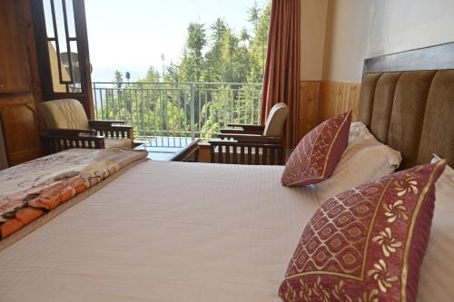 Una cama o camas en una habitación de Himvan Stays