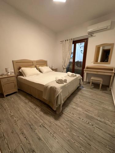 Spiti Skiathos town