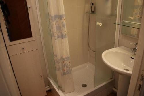 une salle de bain avec douche et lavabo dans l'établissement Villa 113, Heliovillage au village naturiste, au Cap d'Agde