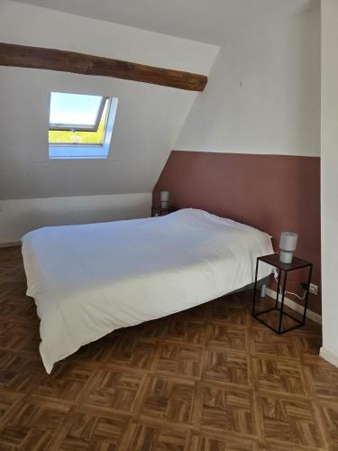 une chambre avec un lit blanc et une fenêtre dans l'établissement Chez Julienne - Mur de Sologne - 6 personnes, à Mur-de-Sologne