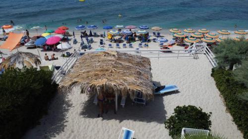 an overhead view of a beach with umbrellas and people at Villetta sul mare in Capo Vaticano