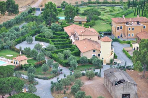 an aerial view of a house with a yard at Casale DI Tormaggiore Villa And Country Suites in Pomezia