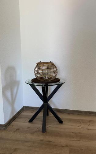 a wicker basket sitting on a table in front of a wall at Haus Mariechen 5-Sterne-DTV-Ferienwohnung in der Nähe zum Silbersee mit Balkon & Sauna in Frielendorf