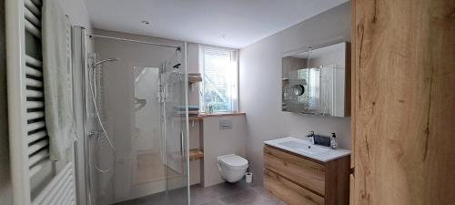 Ένα μπάνιο στο Vakantiehuis met sauna, omheinde tuin & nabij strand VP087